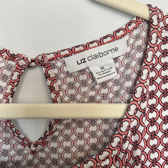 Liz Claiborne Whie Top with Chain Link style Pattern - Picture 3 of 8